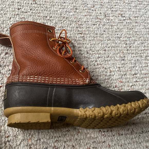 L.L. Bean Women's 8" Bean Boots, Tumbled-Leather Chamois-Lined Size 7 - Picture 4 of 15